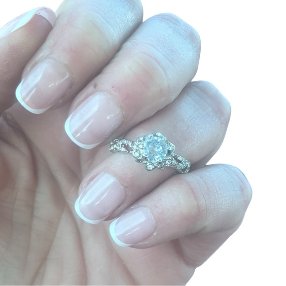 Vintage Zircon Ring Simple Elegant with a vintage feel. Alloy Ring Trendy sz 8 - Picture 2 of 5